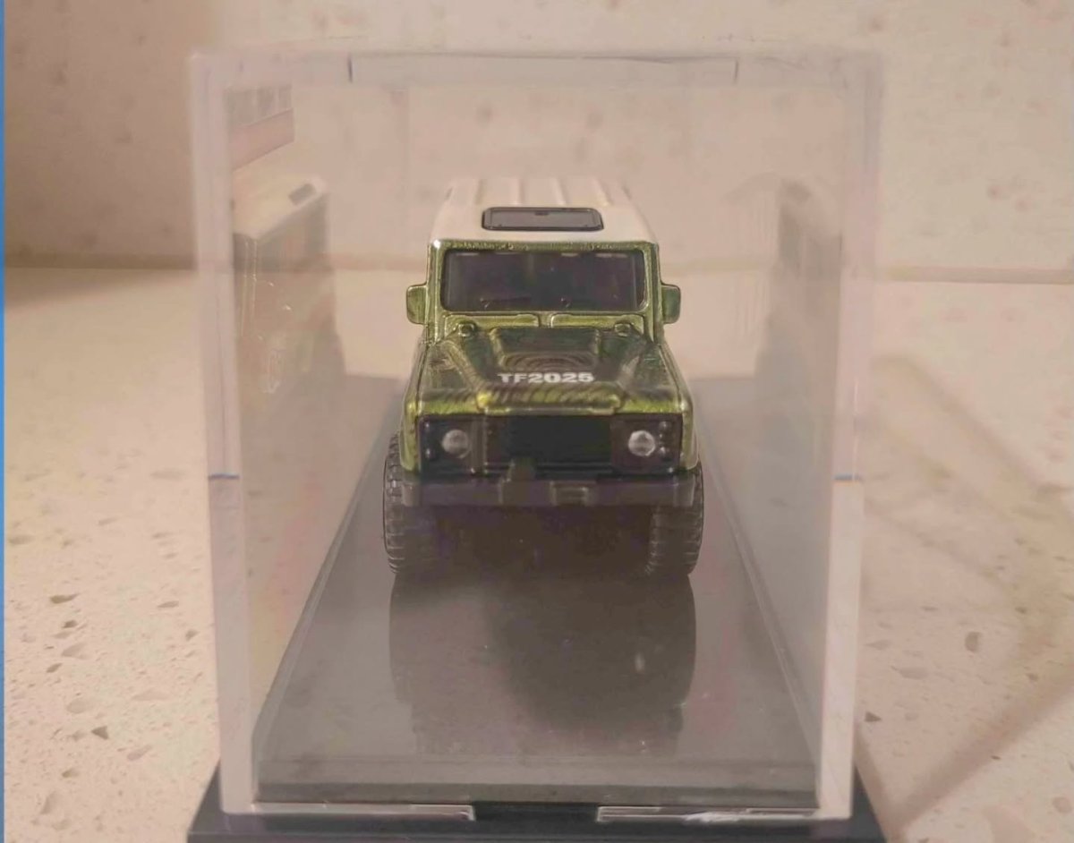 2025 Land Rover Defender 90 Green: Image 3