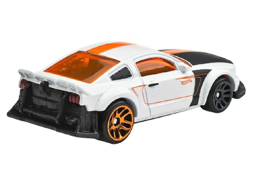 2026 2005 Ford Mustang White: Image 2
