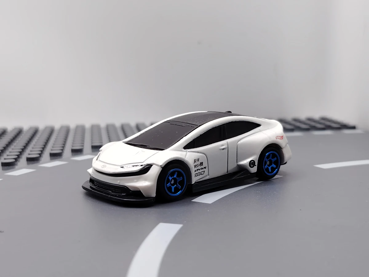 2026 Toyota Prius Custom White: No Package: Image 3