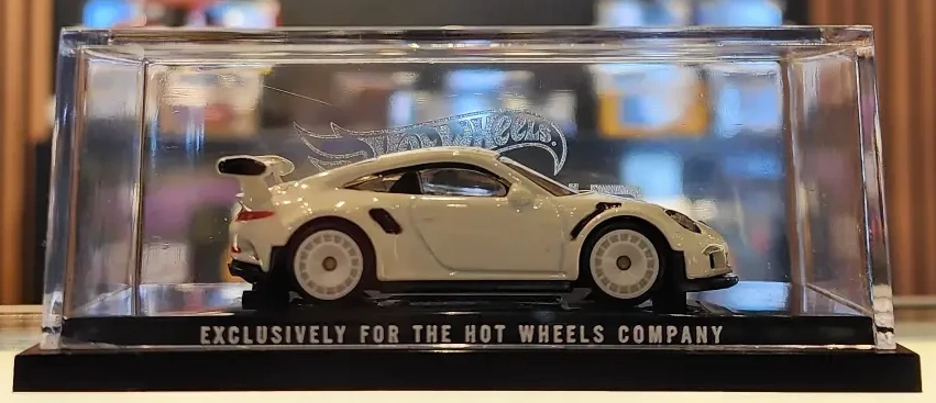 2018 Porsche 911 GT3 RS White: No Package: Image 2