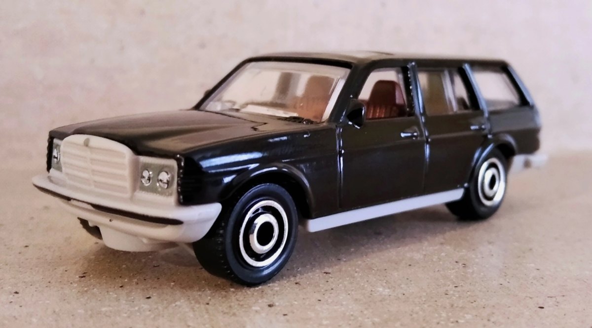 Hot Wheels Mercedes-Benz W123 Wagon