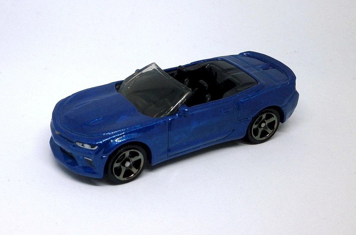 Hot Wheels 16 Chevy Camaro Convertible