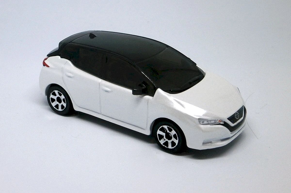 Hot Wheels 18 Nissan Leaf