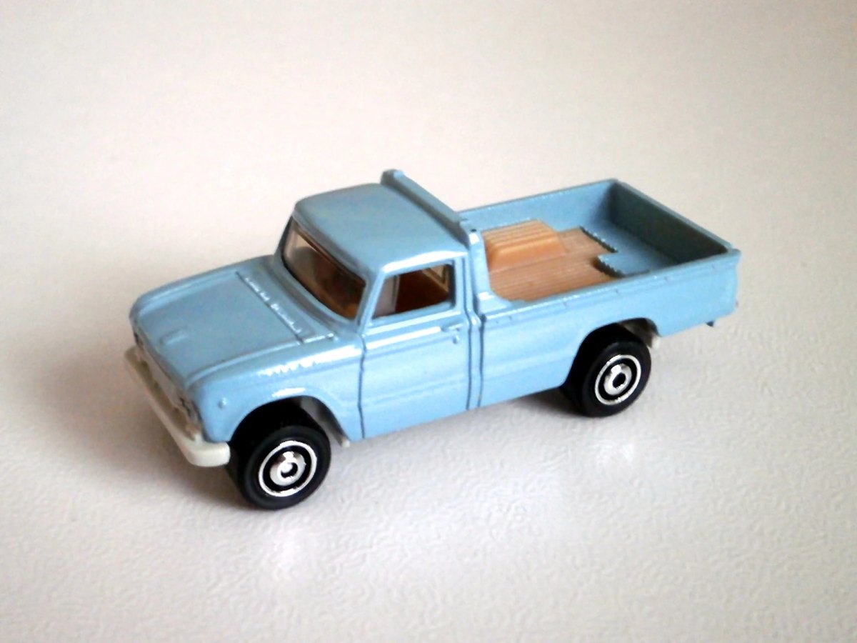 Hot Wheels 62 Nissan Junior