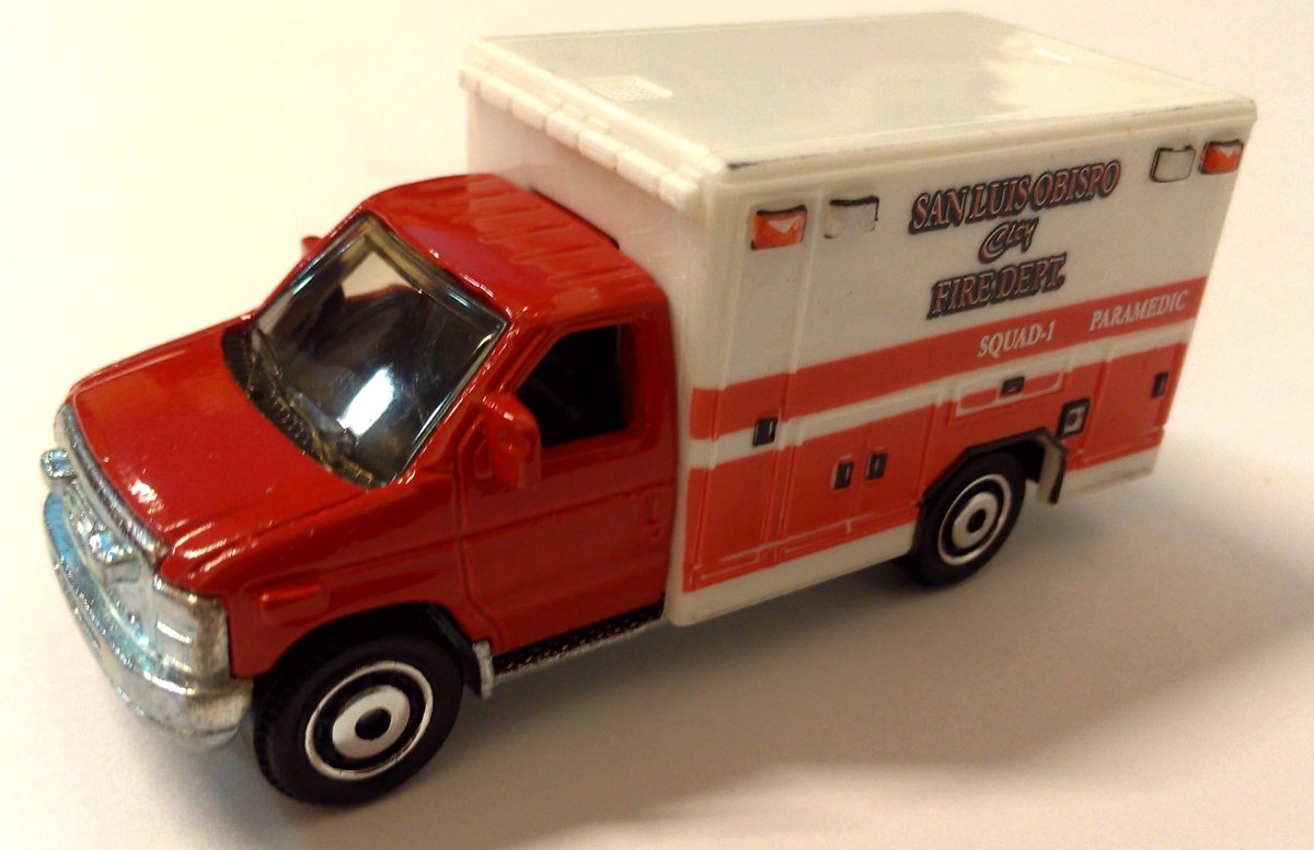 Hot Wheels 08 Ford E-350 Ambulance