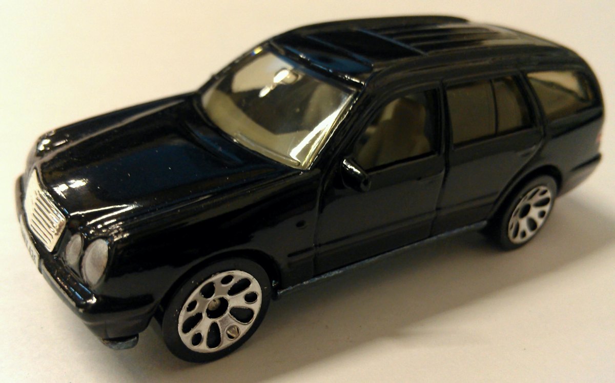 Hot Wheels Mercedes-Benz E 430 Wagon(New in USA 1-75 range)