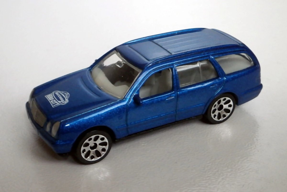 Hot Wheels Mercedes-Benz E 430 Wagon