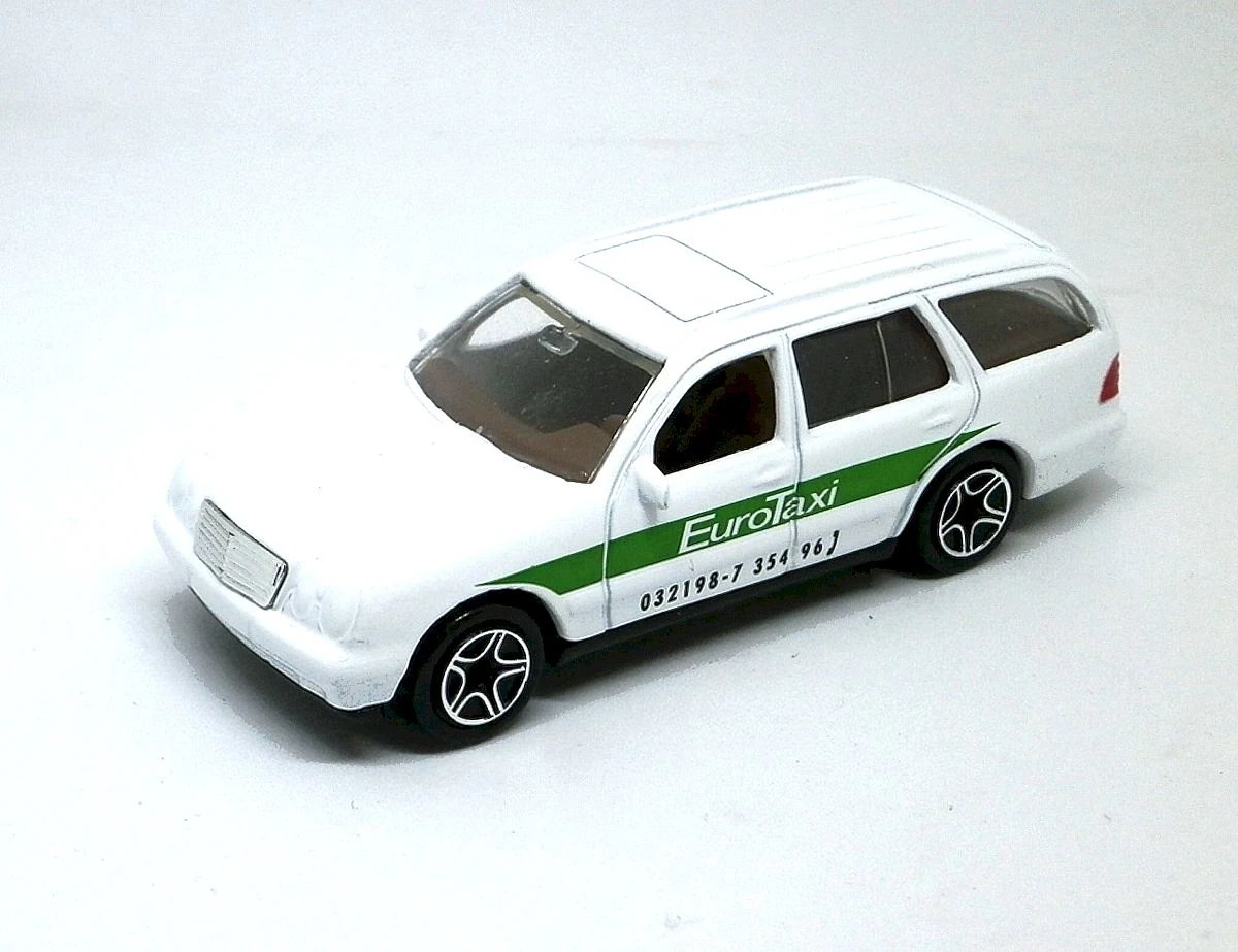 Hot Wheels Mercedes-Benz E 430 Wagon