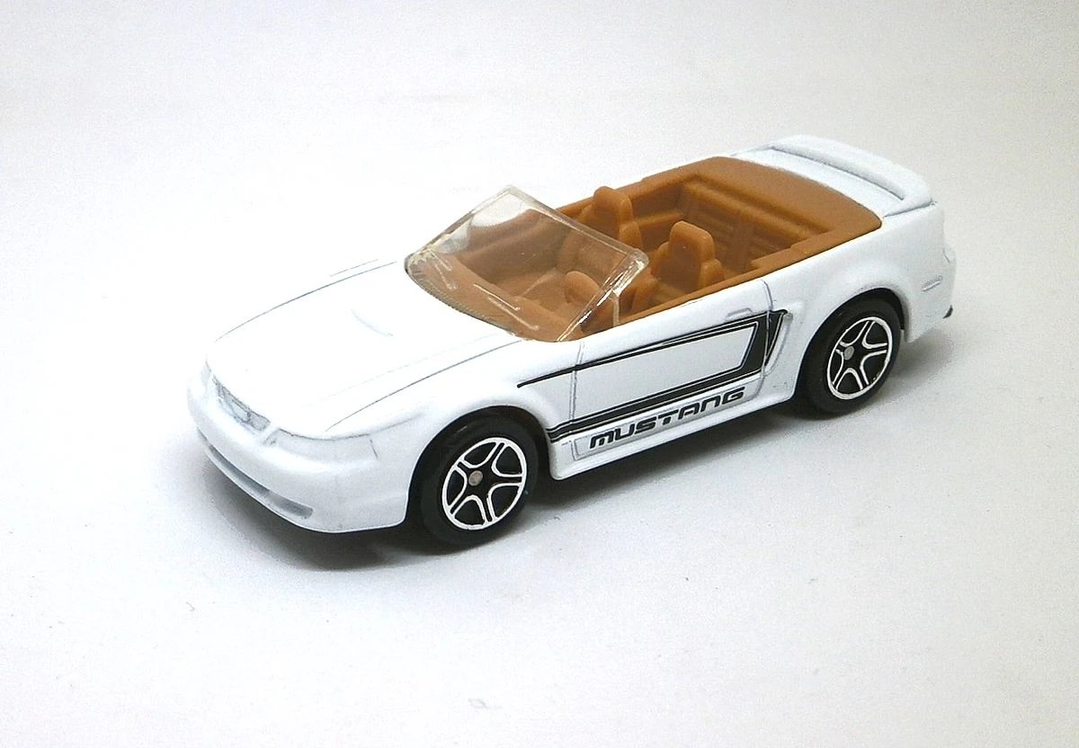 Hot Wheels 99 Ford Mustang Convertible