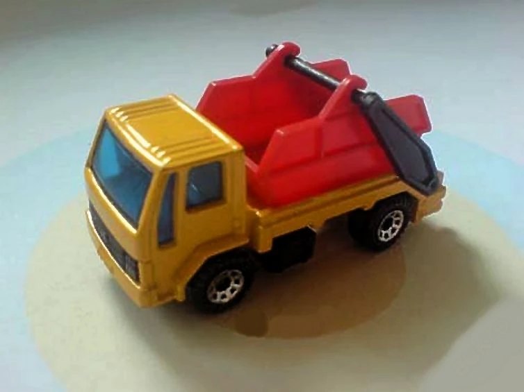 Hot Wheels Ford Cargo Skip Truck