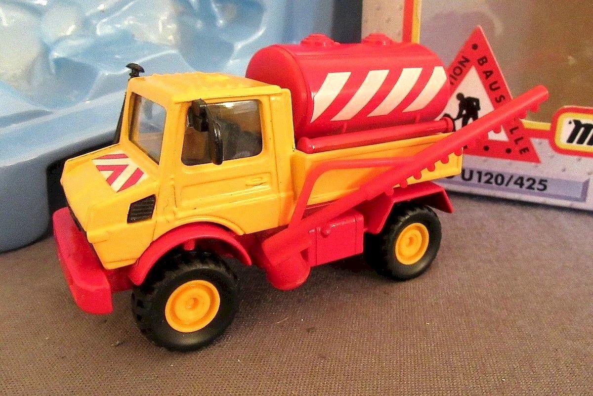 Hot Wheels Mercedes Unimog U120/425