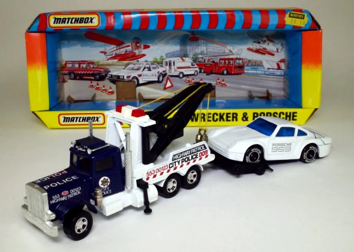 Hot Wheels Peterbilt Wrecker & Porsche