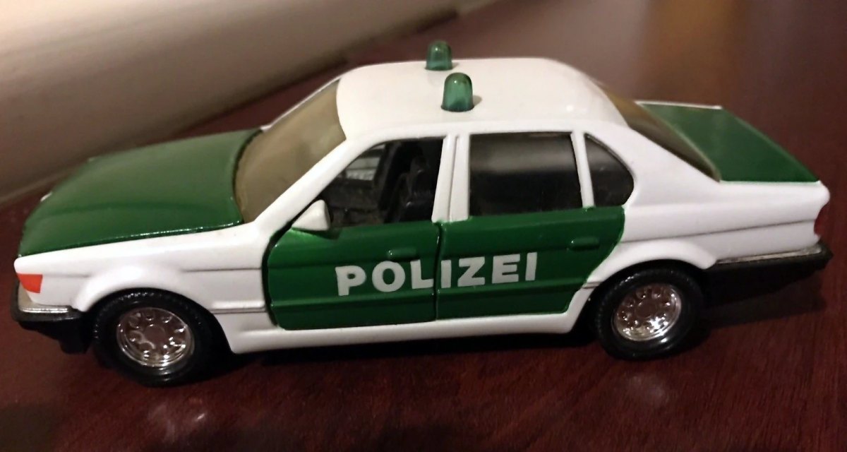 Hot Wheels BMW 750i Polizei Car