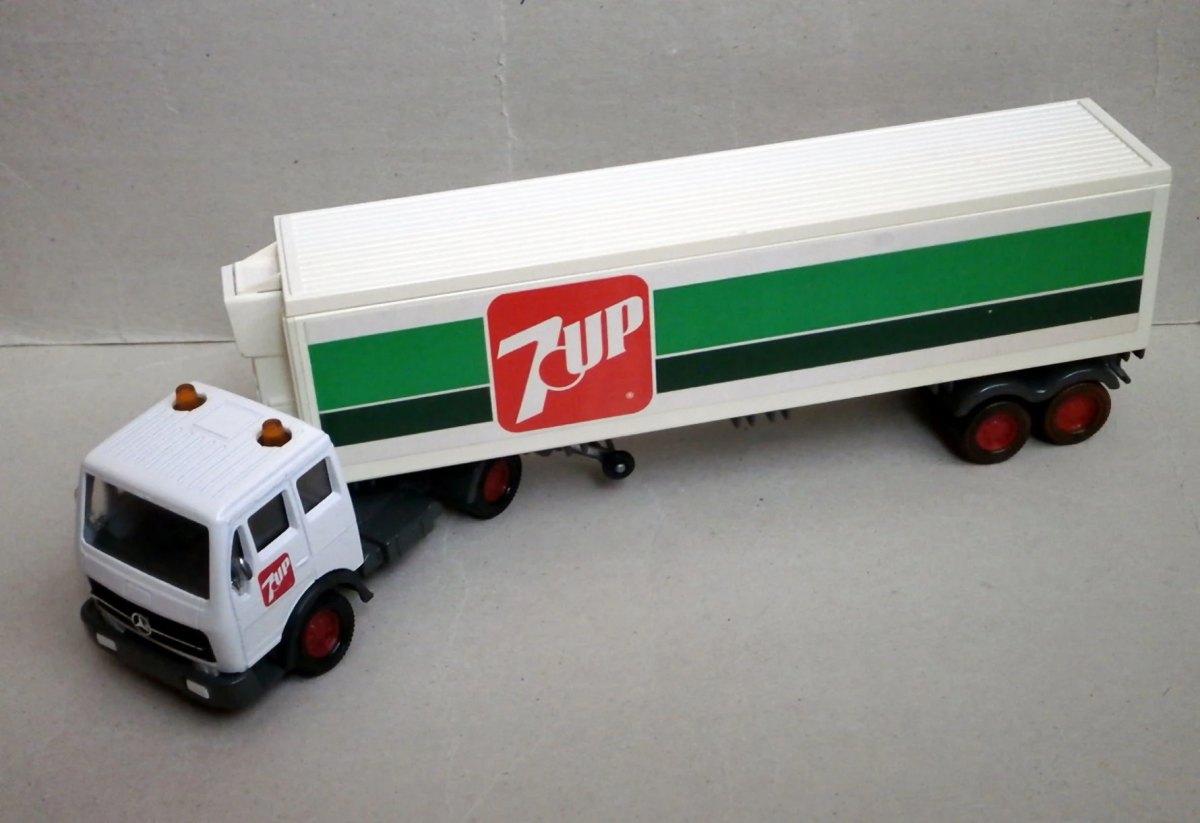 Hot Wheels Mercedes-Benz Refrigeration Truck