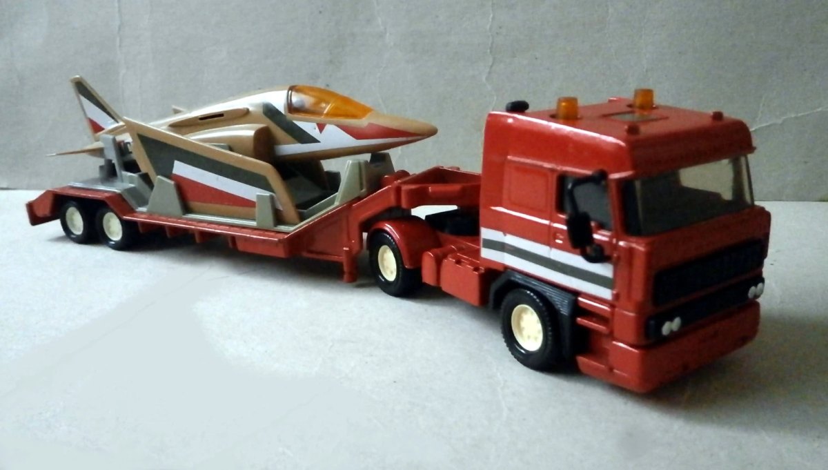 Hot Wheels DAF Aircraft Transporter