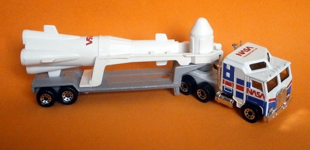 Hot Wheels Kenworth Rocket Transporter