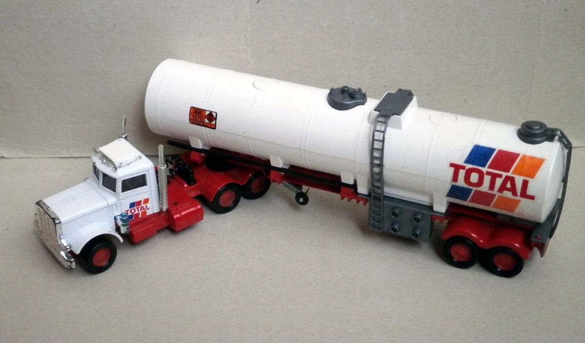 Hot Wheels Peterbilt Tanker