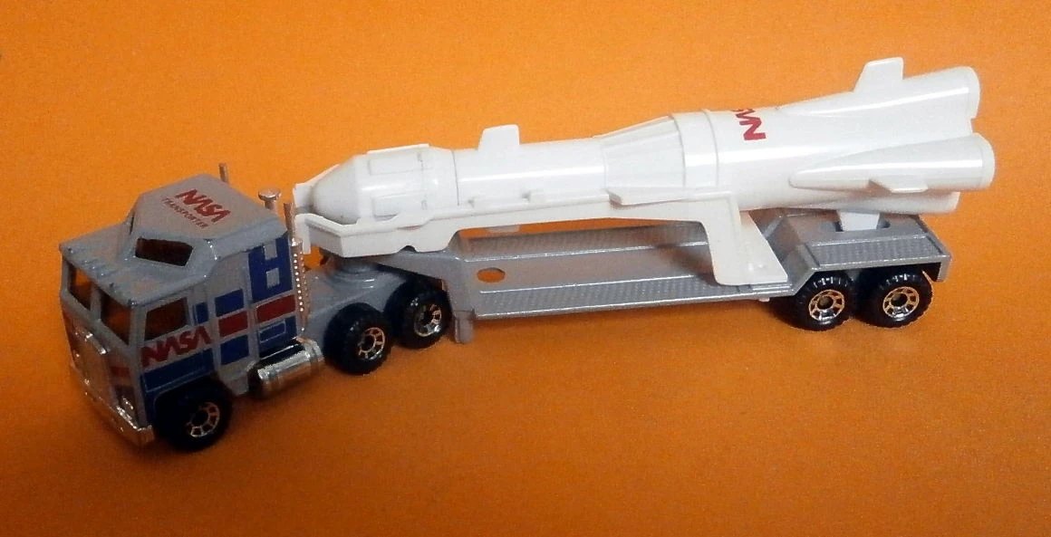 Hot Wheels Kenworth Rocket Transporter