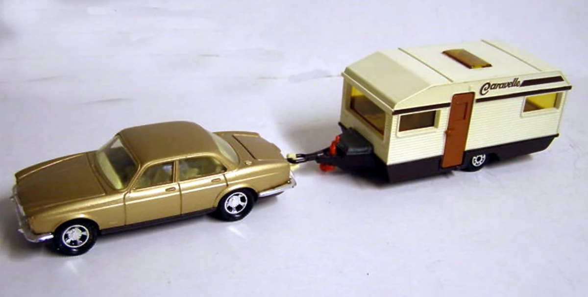 Hot Wheels Jaguar & Caravan