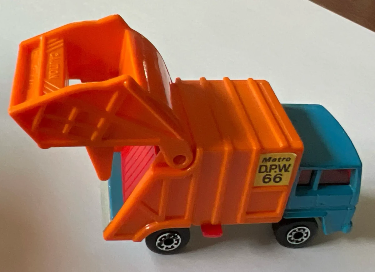 1982 Refuse Truck Blue: No Package: Image 2