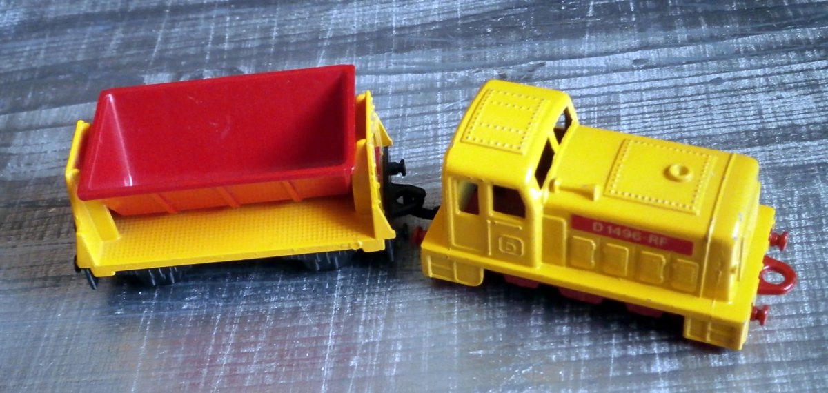 Hot Wheels Diesel Shunter and Side-Tipper