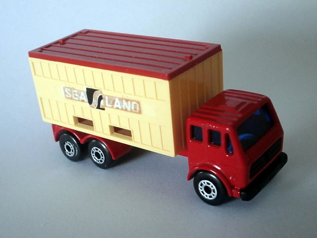 Hot Wheels Mercedes-Benz Container Truck
