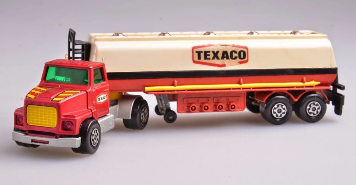 Hot Wheels Articulated Petrol Tanker Ford LTS