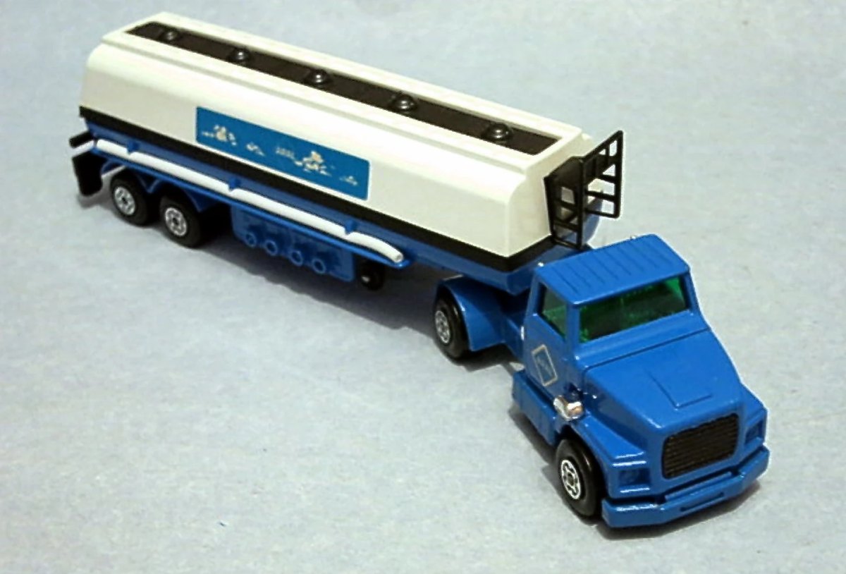 Hot Wheels Articulated Petrol Tanker Ford LTS