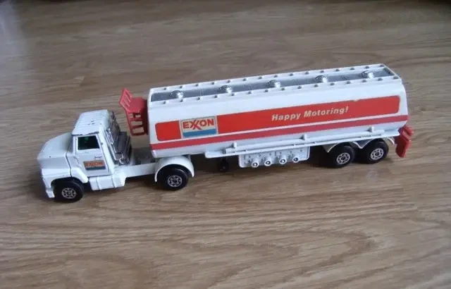 1978 Articulated Petrol Tanker Ford LTS Red: No Package: Image 2