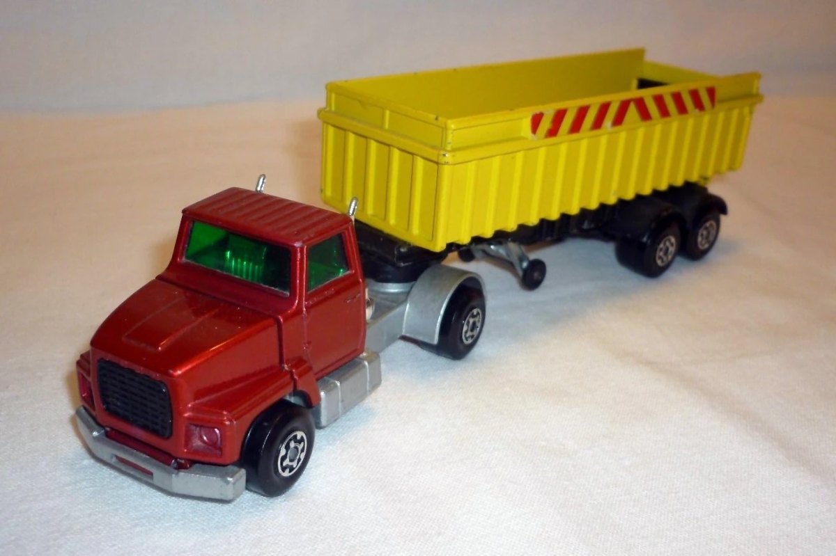 Hot Wheels Articulated Tipper