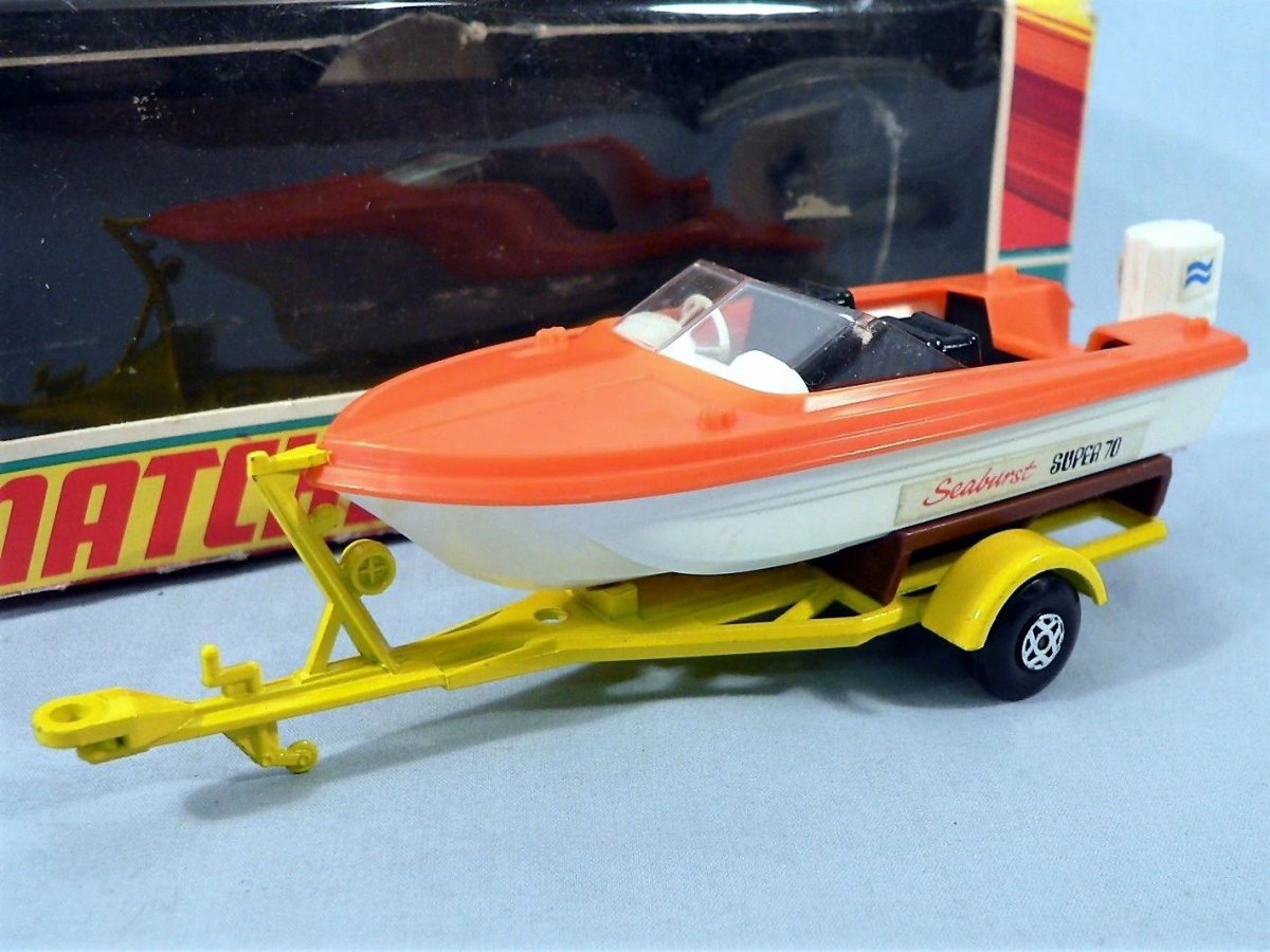 Hot Wheels Sea Burst Power Boat and Trailer