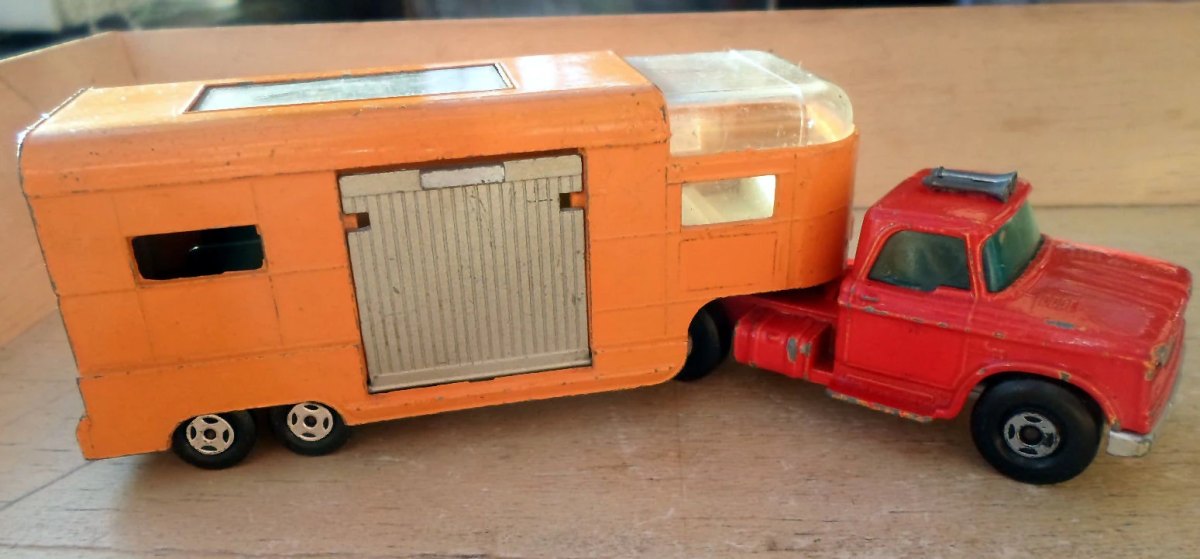 Hot Wheels Articulated Horse Box