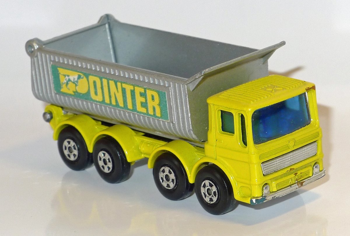 Hot Wheels 8-Wheel Tipper