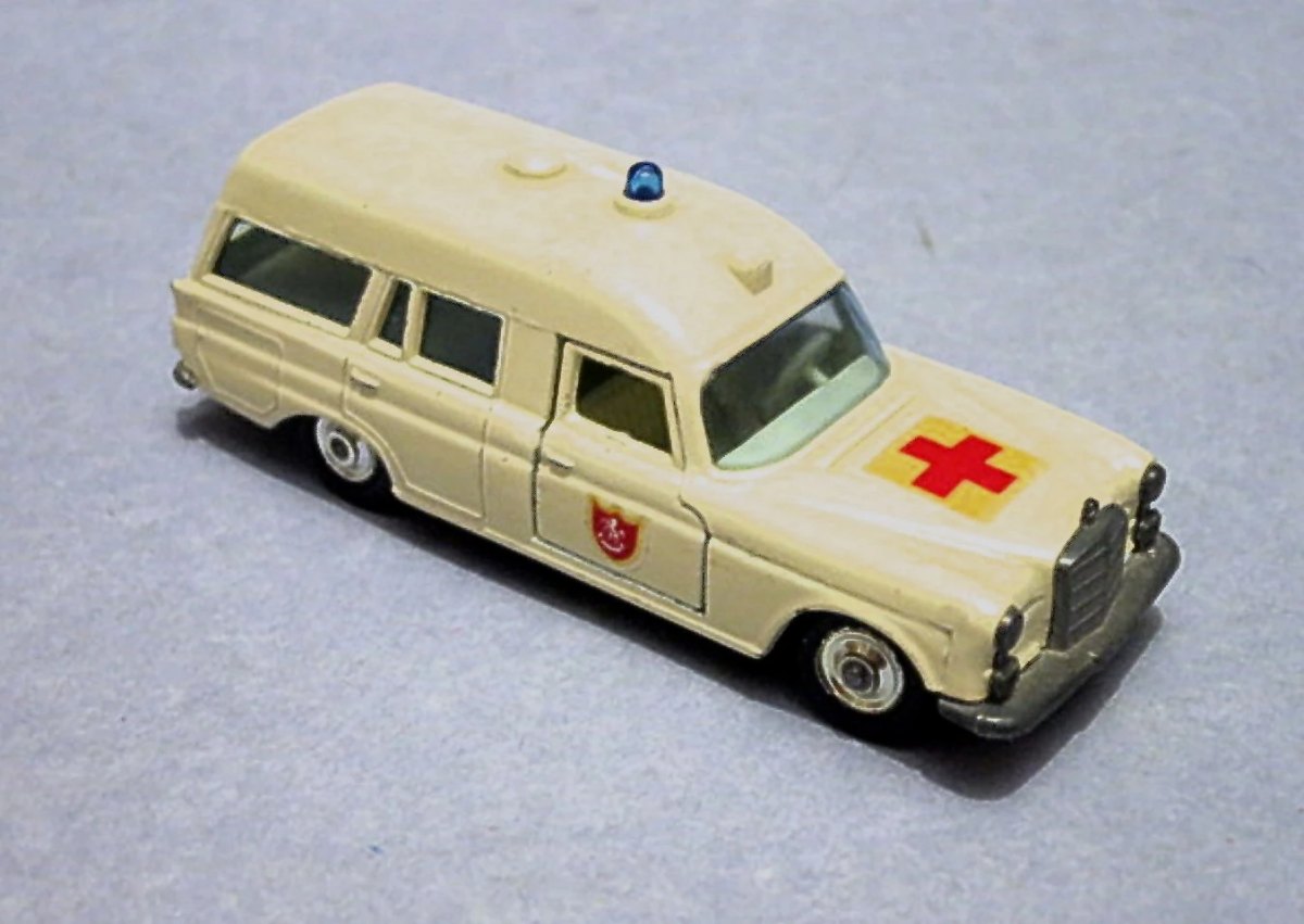 Hot Wheels Mercedes Benz Ambulance [ 3 ]