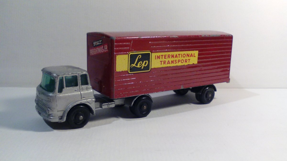 Hot Wheels Bedford Tractor & York Freightmaster Trailer