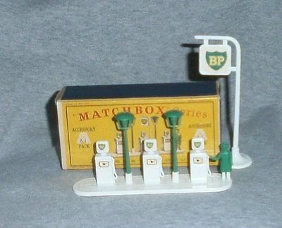 Hot Wheels B.P. Garage Pumps and Forecourt Sign