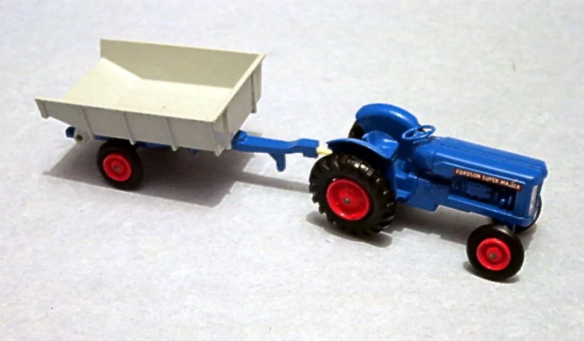 Hot Wheels Fordson Tractor & Whitlock Trailer