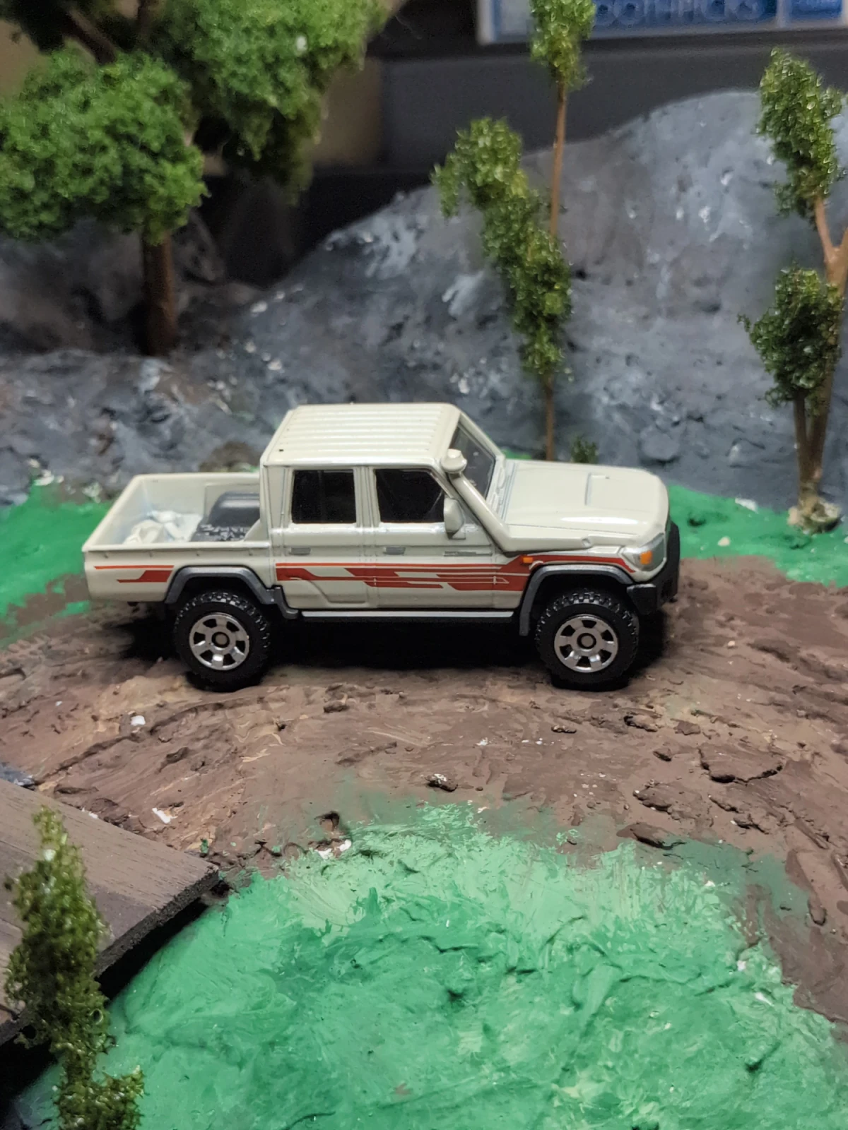 2026 17 Toyota Land Cruiser 78 White: No Package: Image 3