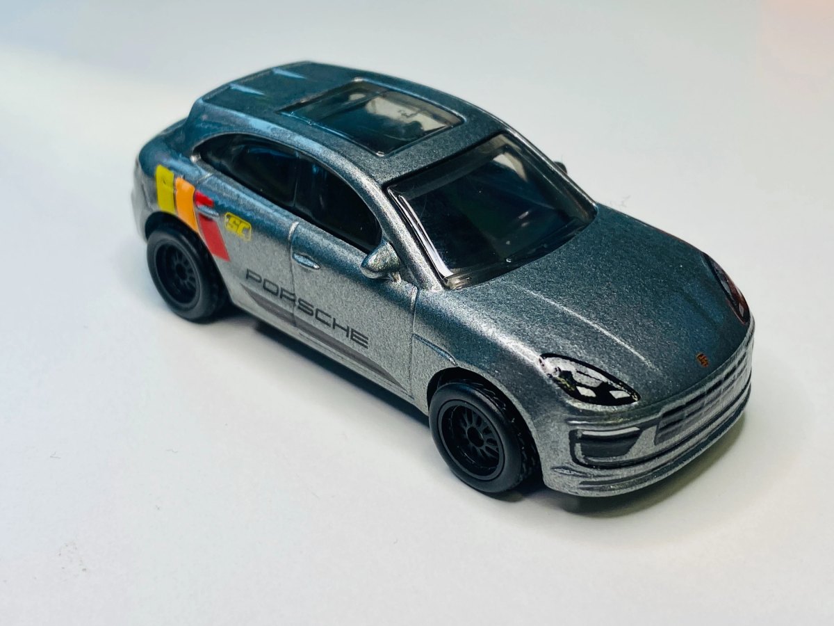 2023 Porsche Macan S Blue: No package: Image 2