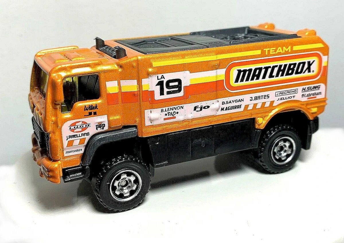 Hot Wheels Desert Thunder V16