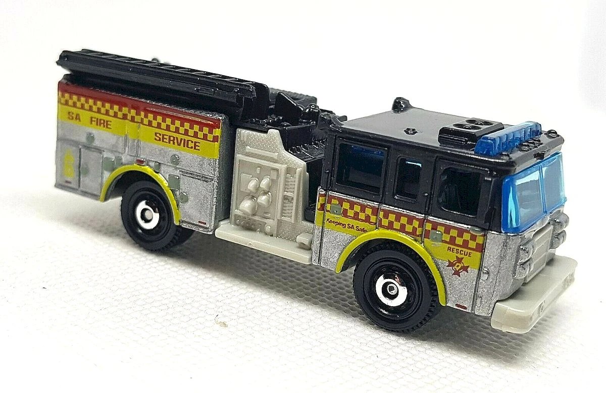 Hot Wheels Pierce Dash Fire Engine