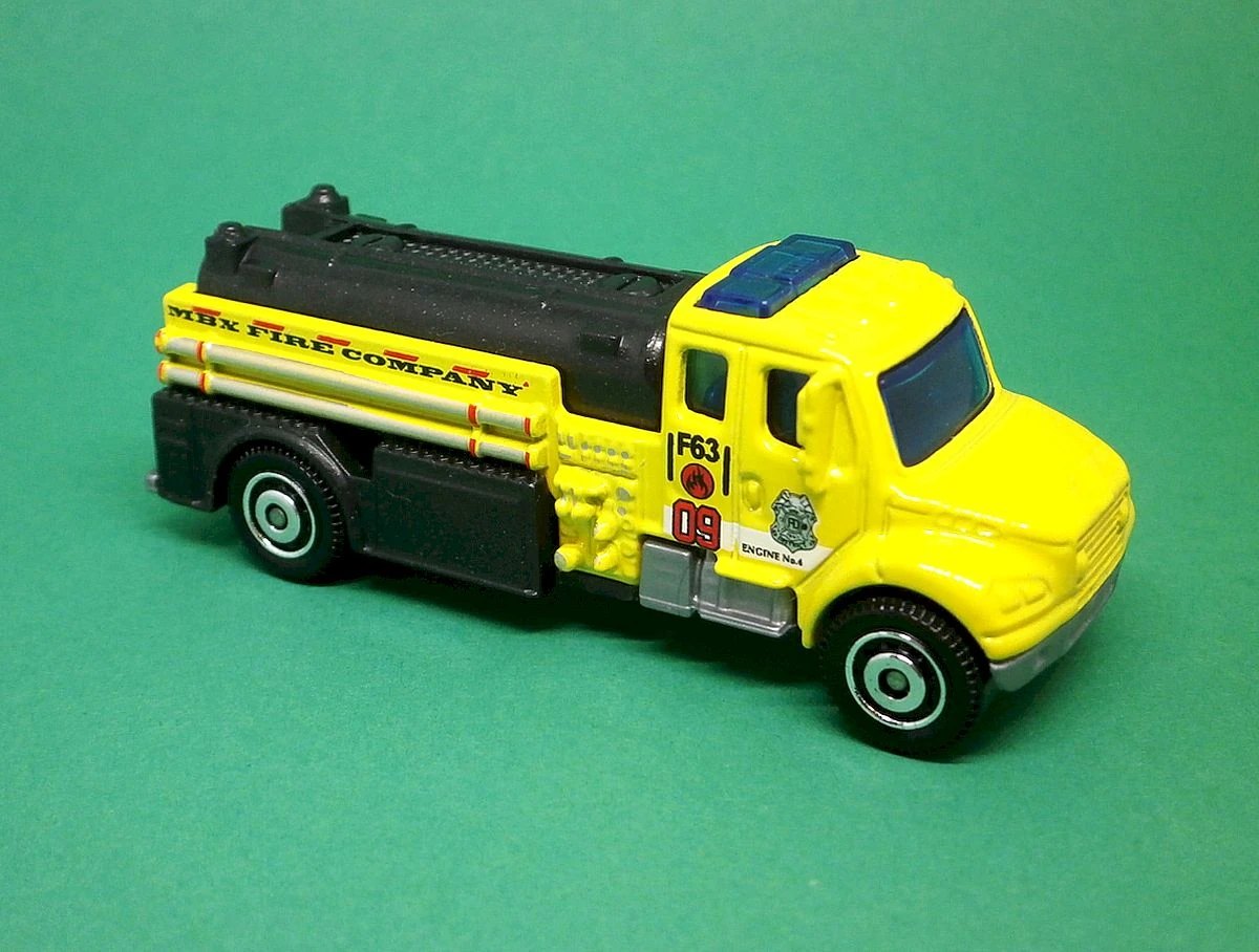 Hot Wheels Freightliner Business Class M2 106