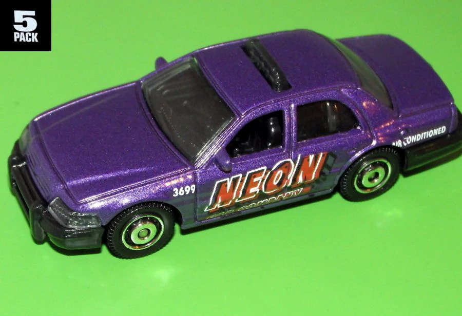 Hot Wheels 2006 Ford Crown Victoria