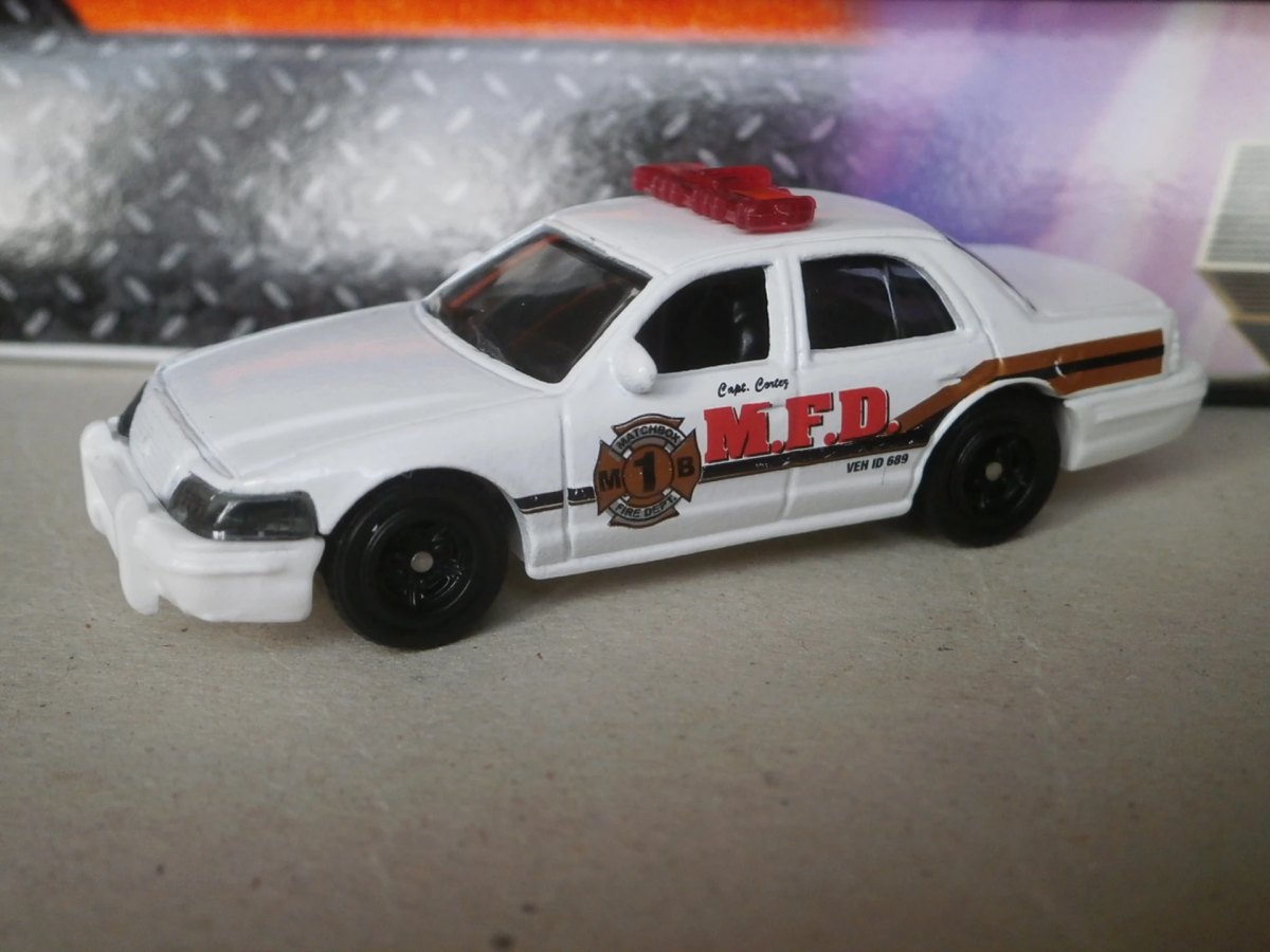 Hot Wheels 2006 Ford Crown Victoria