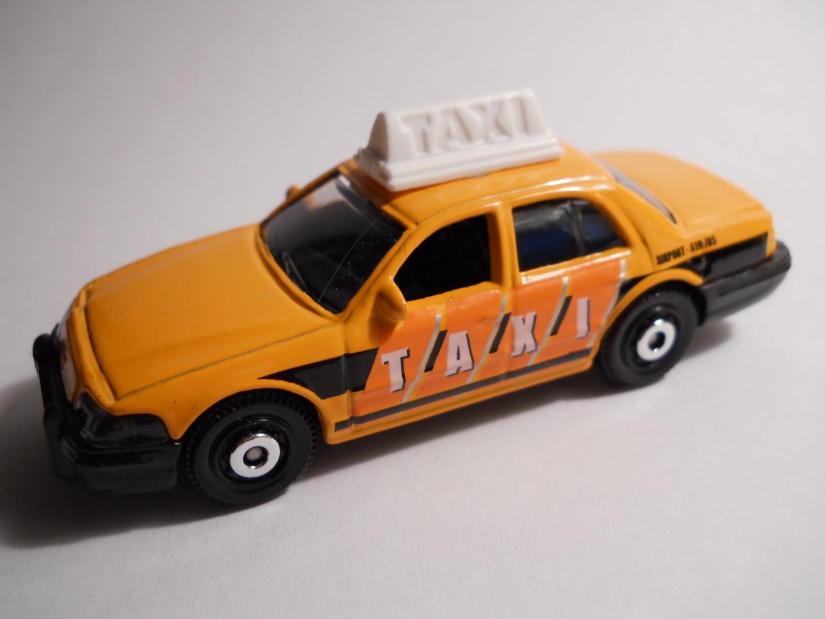 Hot Wheels 2006 Ford Crown Victoria Taxi