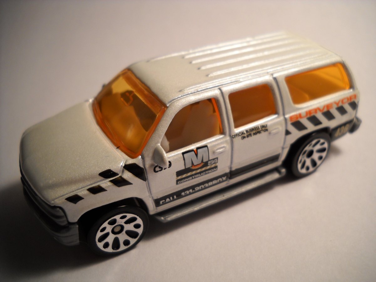 Hot Wheels 00 Chevrolet Suburban