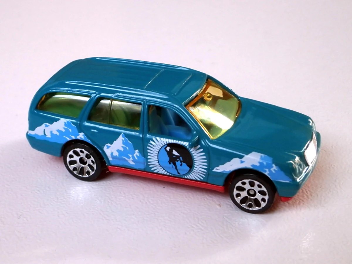 Hot Wheels Mercedes-Benz E430 Wagon
