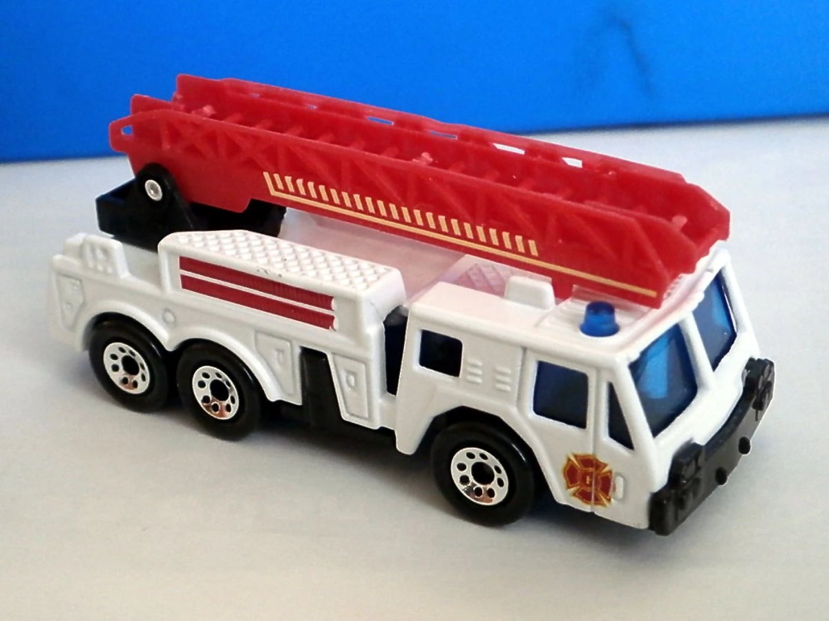 Hot Wheels Extending-Ladder Fire Engine