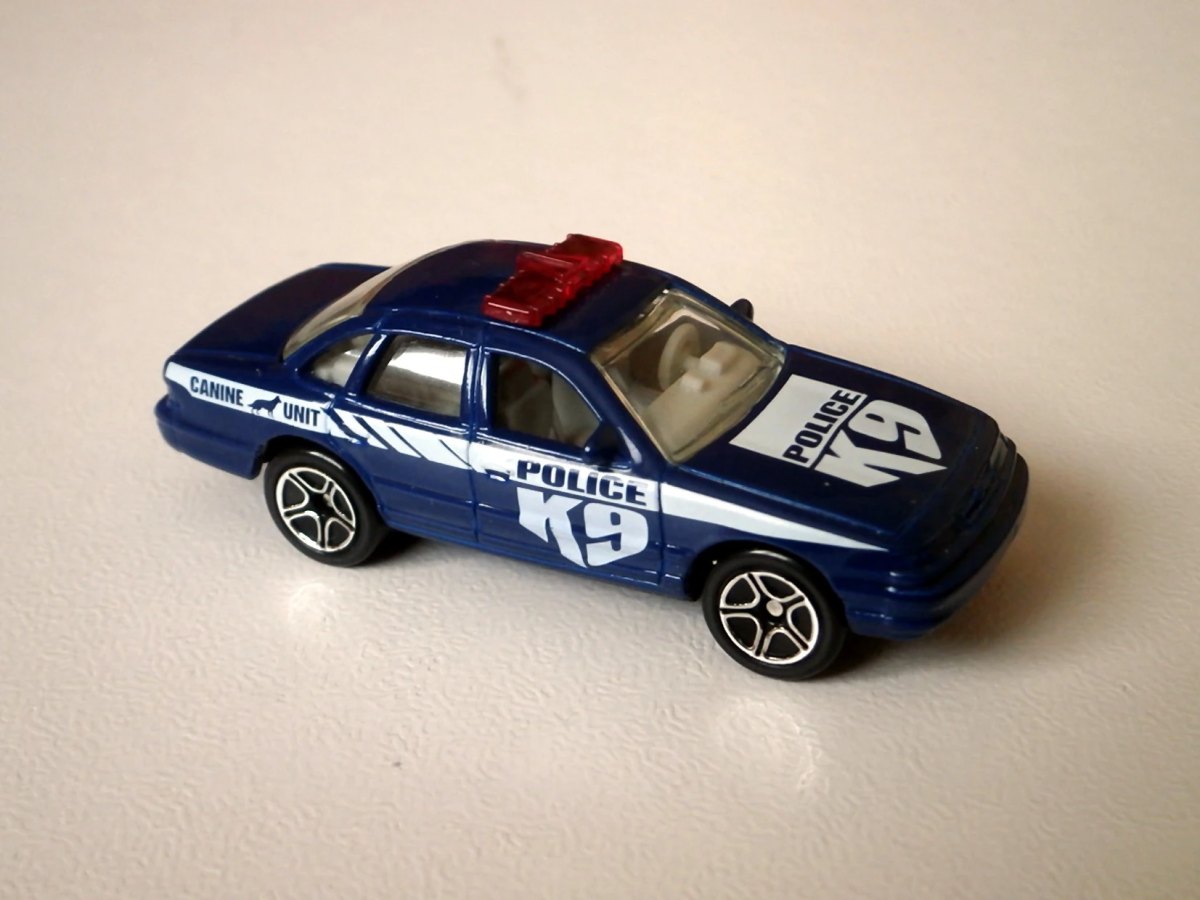 Hot Wheels 97 Ford Crown Victoria Police