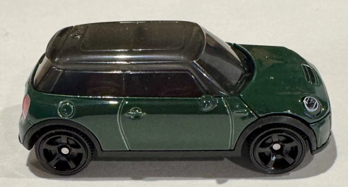 2025 2022 Mini Cooper SE Green: No package: Image 2